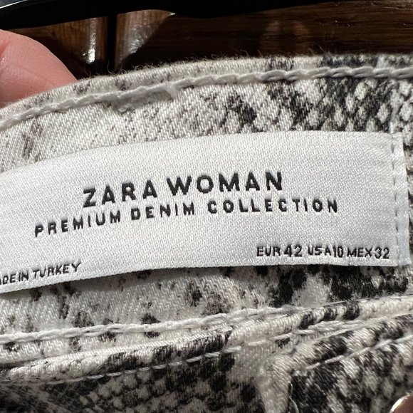 Black & white snake print jeans by Zara Woman - Picture 3 of 3